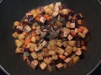 step6: 加入水及黑胡椒粉炒勻後，