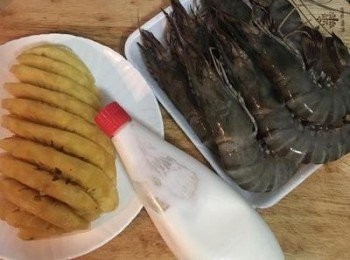 step1: 蝦子可選擇較大型的明蝦、草蝦或大隻的天使紅蝦，蝦肉較厚實，吃起來口感好。
如無新鮮鳳梨者亦可使用罐頭的。
美奶滋選擇帶甜味的。