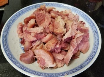 step2: 將豬手去骨切件備用