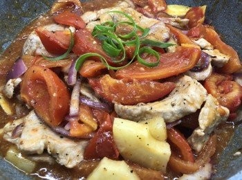 step1: 豬扒醃料：醬油麴一匙，原糖一茶匙，粟粉一匙，胡椒粉 油適量 

芡汁：菠蘿汁，粟粉，黑胡椒，豉油，黑芝麻油