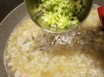 step17: 加入芹菜煮滾