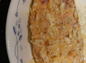 step4: 再將牛扒醮上麵包糠後輕壓一下。