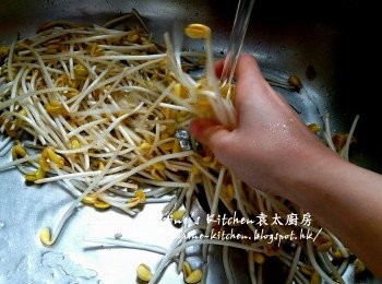 step2: 大豆芽摘去尾部 , 逐少逐少將大豆芽洗淨