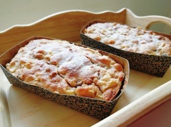 step3: 倒入切粒蘋果及紅莓乾，接着倒入濕料混合成麵糊，將麵糊倒入紙杯，用190度焗約25分鐘。