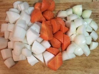 step5: 紅、白蘿蔔、洋蔥都切大塊備用。