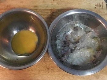 step4: 蛋白與其它醃料打勻後，放入蝦肉抓醃。
蛋黃則打入另一碗中，準備調<span class="group_3">粉漿</span>。