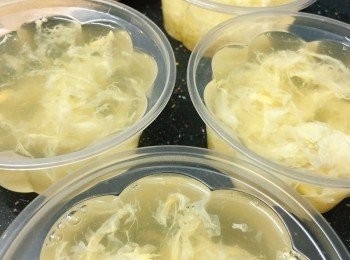 step2: 將寒天粉加入暖水中拌勻，開火加熱。