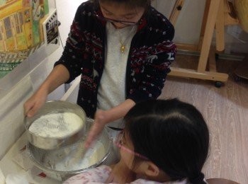 step2: 將自發粉過篩拌入後切拌方法攪成蛋糕漿，分次倒入蛋漿及朱古力奶拌成蛋糕糊