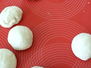 step4: 將麵糰再搓兩分鐘，分成8份，壓成圓薄片，放入紅豆餡，封口，搓圓