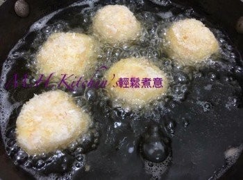 step22: 中火開鍋放油以半煎炸