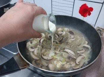 step5: 下雞湯煮滾;  再下淡忌廉攪勻