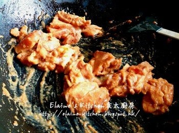 step5: 燒紅鑊 , 放入<a href="https://bit.ly/2ZxapeY" target="_blank" data-keyword="雞扒" class="guide-link"><strong>雞扒</strong></a> <span style="display:inline-block;vertical-align:middle;margin-top:-3px;color:initial;border-radius:3px;padding:2px 3px;font-size:12px;line-height:14px;background:#87d300;color:#fff;">即買</span> 肉爆香至八成熟後先盛起