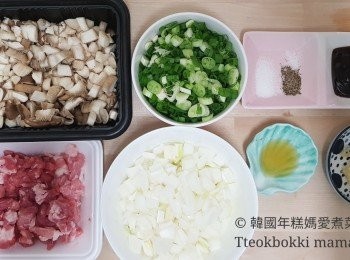 step2: 將蘑菇、豬肉、洋蔥和蔥切粒，準備蒜蓉和<span class="group_2">包餡調味</span>的材料，待用。