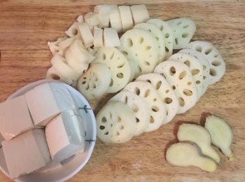 step3: 煮<a href="https://bit.ly/3kLFTWO" target="_blank" data-keyword="雞腳" class="guide-link"><strong>雞腳</strong></a> <span style="display:inline-block;vertical-align:middle;margin-top:-3px;color:initial;border-radius:3px;padding:2px 3px;font-size:12px;line-height:14px;background:#87d300;color:#fff;">即買</span> 時，將蓮藕切略有厚度的片狀；豆腐則對開成8塊。