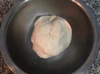 step6: 大略的揉成糰後，蓋保鮮膜鬆弛15分鐘。