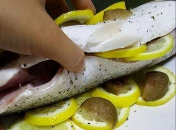 step2: 在碟上和魚身放上鮮檸檬和鹹檸檬(如下圖)