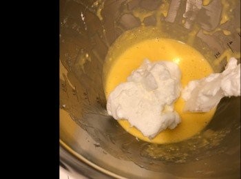 step5: 將1/3蛋白霜加進蛋黃糊內用切拌式輕手拌勻