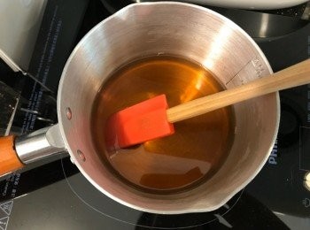 step6: 片糖加入300g水煮溶，搞勻後熄火，過篩