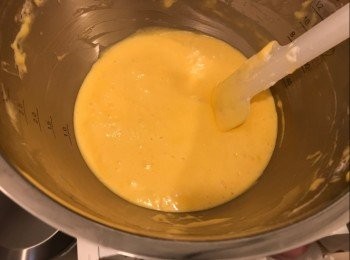 step7: 將牛油溶液加入，用慢速打勻