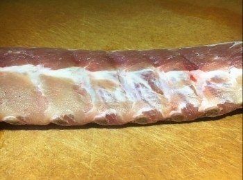 step1: 材料：
豬仔骨(Baby Pork Rob)或豬肋骨 1條
白芝麻 適量(裝飾）