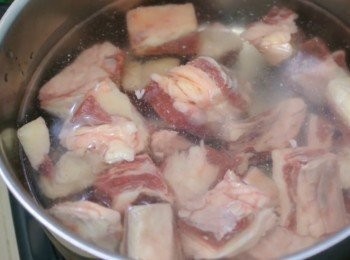 step1: 先將牛腩切塊，冷水落鍋煮滾