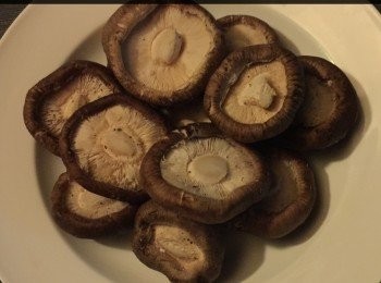 step2: 鮮菇洗淨後抹乾水份及剪去根部