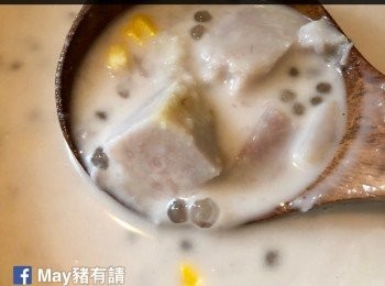 step5: 放入粟米粒、西米、芋頭、椰汁和冰糖，煮至冰糖溶化即成。
