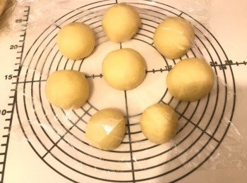 step4: 將麵團平均分割8或9份，滾圓，包上保鮮紙，靜置10分鐘