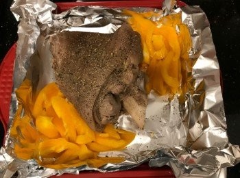 step9: 預熱焗爐220度，將豬手放在焗盤上，灑少許雜香草碎、黑椒碎，放上黃椒