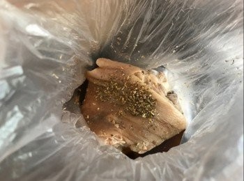 step5: 將豬手放入保鮮袋內，放入少許雜香草碎