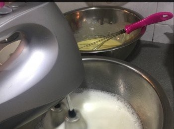 step2: 蛋黃4隻同全蛋+牛奶拌勻+加入面糊