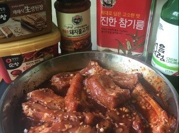 step3: 豬仔骨或豬肋骨室温解凍，洗淨，用廚房紙抹乾水份，撕去背面薄膜，切件，伴入醃料醃約2 - 3小時，備用。