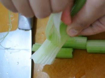 step3: 西芹去纖維切細粒