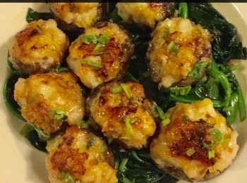 step5: 煎百花釀鮮菇
如果你喜歡吃起上來香口些，可以將已蒸好了好釀鮮菇去煎一下，略煎到鮮菇的面有少許金黃色，用落少許芡汁，或上桌時以菠菜伴碟。



想知道我更多食譜，可去我Facebook 專頁。
https://m.facebook.com/carlineki/