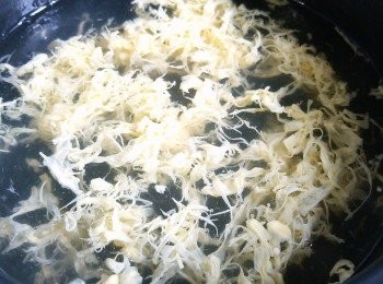 step6: 隨即加入蛋液攪勻至蛋花形成，注入果凍杯中，待涼後放入冰箱雪凍便可享用。