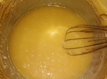 step2: 砂糖加菜油用手快速搞拌至呈米白色，加入1隻已打勻的全蛋液同鹽搞拌至糊狀。