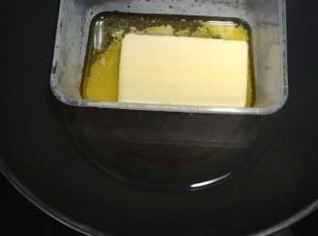 step1: 早1晚煮牛油清，用熱水座溶無鹽牛油，待牛油分離成2層，會見到奶白色沉底同清晰的油係面，之後盛起面頭的油入盒放入雪櫃雪硬待用(底層乳化的奶同水都唔要)雪硬左就係牛油清。