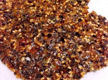 step2: 將玉米糖漿,糖,牛油煮沸混合全部芝麻三色藜麥再推薄薄地一層在烤盤上面,烤乾直到變脆待變涼便可享用