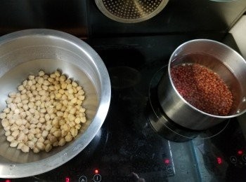 step2: 將浸好水的豆分別用煲加水煮滾,水滾起計煮30分鐘,取一粒豆試食睇吓夠唔夠淋,如未夠淋就焗1小時再試,(今次我只煮30分鐘己經夠淋)如豆夠淋就可以隔去水份待用