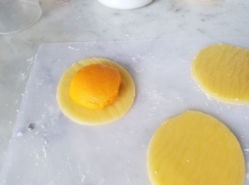 step11: 芒果放上皮上..將另一塊皮放上..沿邊按壓..就完成..