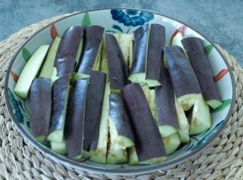 step2: 將茄子切條，放在碟上，再灑上蒜蓉