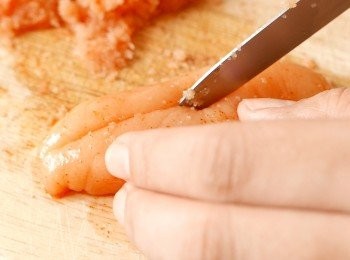 step1: 如做烤明太子之類可以原條使用，今次要做明太子醬，所以要剖開明太子，把明太子刮出來，去除外層的薄膜。