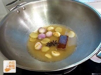 step3: 加入花雕酒、雞湯、片糖、冰糖和八角，煮至糖溶解