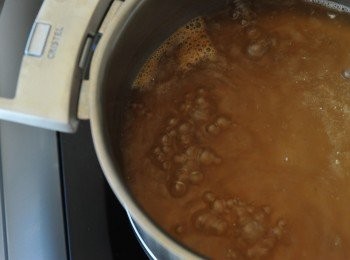 step2: 將所有<span class="group_1">牛肉湯底</span>材料（醬油除外）放進鍋內，用中火滾起，加蓋煮大約一小時，期間𢳂起泡沫，最後五分鐘加入醬油調味

留起牛肉，將湯倒進筲箕內以隔去所有湯渣，保留湯底