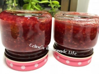 step3: 玻璃瓶要洗乾淨後放入焗爐焗120度焗10分鐘 確保消毒(或煮滾後晾乾水份) 才倒入煮好的果醬。如想自製果醬樽有真空效果(果醬煮好後立即倒入玻璃瓶上蓋 後就把正樽果醬倒轉放，這樣能夠有真空的效果的)