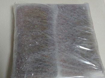 step6: 出爐後有重要步驟!!!1出爐要即刻用焗爐紙蓋面返轉!!不用放涼架，放平面地方即可，咁樣整就不怕回縮，而且令個面更加平滑靚仔!!!之後用焗盤蓋上至微暖後用保鮮紙包好，這樣可以保持蜂蜜蛋糕的濕度，唔會乾身，咁質地會實淨啲!!