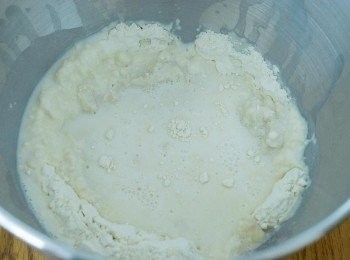 step1: 將糖、50毫升牛奶和快速乾酵母拌勻，靜置10分鐘. 將麵粉和鹽拌勻，加入酵母溶液，拌勻，然後逐少加入餘下的牛奶，拌勻成麵糰(*可能不需用全部的牛奶）