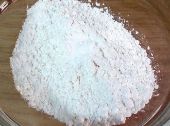step2: 把低粉 , 泡打粉一同加入乾淨的容器中