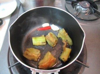 step2: 取小鍋子,倒入酒,味霖,蝦醬,胡椒粉,蒜碎及辣椒煮滾,出香氣放入步驟1拌勻.