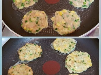 step2: 熱鑊下油，用湯匙放入適量煎餅漿，把一個個圓形煎餅煎到一面金黃後反轉煎另一面，重覆直至煎餅漿用完。